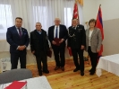 W dniu 16 października br. w  remizo-świetlicy Ochotniczej Straży Pożarnej w Wąsach  odbył się Zjazd Oddziału Miejsko-Gminnego Związku Ochotniczych Straży Pożarnych  RP w Kałuszynie. Zjazd podsumował pięcioletnią działalność Oddziału Miejsko-Gminnego Związku OSP RP, dokonał wyboru nowego Zarządu Oddziału Miejsko-Gminnego, Komisji Rewizyjnej oraz Delegatów na Zjazd Oddziału Powiatowego ZOSP RP. W Zjeździe uczestniczyli delegaci i przedstawiciele ze wszystkich jednostek Ochotniczych Straży Pożarnych z terenu miasta i gminy Kałuszyn  oraz zaproszeni goście.  Otwarcia  obrad Zjazdu, powitania uczestników oraz zaproszonych gości dokonał prezes ustępującego Zarządu Oddziału Piotr Olszewski. Chwilą ciszy uczczono pamięć  działaczy Związku, zmarłych w okresie od poprzedniego zjazdu. Gośćmi zjazdu byli:  	Arkadiusz Czyżewski - Burmistrz Kałuszyna 	Bryg. Krzysztof Komorowski - Komendant Powiatowy Państwowej Straży Pożarnej w Mińsku Mazowieckim 	Bogusław Michalczyk - Przewodniczący Rady Miejskiej w Kałuszynie 	Ks. Jerzy Skłucki	Proboszcz Parafii pw. WNMP w Kałuszynie 	Sławomir Strupiechowski	Z-ca Przewodniczącego Komisji  Porządku i Bezpieczeństwa  Publicznego Rady Miejskiej  	Barbara  Mroczek 	Sołtys wsi Wąsy Na przewodniczącego obrad wybrany został Piotr Olszewski, na sekretarza Henryka Sęktas.   Sprawozdanie z działalności Zarządu  złożył dh Adam Kaczmarczyk – Komendant Gminny, sprawozdanie z działalności Komisji Rewizyjnej Oddziału – dh Andrzej Milewski. Podczas Zjazdu Pan Arkadiusz Czyżewski – Burmistrz Kałuszyna i Dh Piotr Olszewski - Prezes Zarządu Miejsko-Gminnego wręczyli  podziękowania dla wieloletniego Prezesa OSP w Wąsach- dh Stanisława Komorowskiego   oraz dla  Prezesa OSP w Nowych Groszkach, członka Zarządu Oddziału Miejsko-Gminnego -  dh Stanisława Jacaka w    związku z  rezygnacją z pełnienia funkcji Prezesów w macierzystych jednostkach. Pan Burmistrz i dh Robert Gałązka – Wiceprezes Zarządu Oddziału podziękowali za pracę dotychczasowemu Prezesowi Zarządu Oddziału dh Piotrowi Olszewskiemu w związku z jego  rezygnacją z dalszej   pracy w Oddziale Miejsko-Gminnym Związku. W imieniu ustępującego Zarządu druhowie  Piotr Olszewski – Prezes Oddziału i Robert Gałązka – Wiceprezes wręczyli podziękowania  Panu Arkadiuszowi Czyżewskiemu – Burmistrzowi Kałuszyna  oraz Panu  Bogusławowi Michalczykowi – Przewodniczącemu Rady za podejmowane  działania na rzecz Jednostek OSP, dzięki czemu  służba strażaków-ochotników staje się łatwiejsza a mieszkańcy miasta i gminy  czują się bezpieczniej. Zarząd Oddziału  oraz Burmistrz Kałuszyna podziękowali także  Panu  bryg. Krzysztofa Komorowskiego Komendantowi  Powiatowemu  PSP za współpracę z Jednostkami OSP z terenu miasta i gminy Kałuszyn  przy realizacji zadań statutowych ochotniczych straży pożarnych w mijającej kadencji. Zjazdu dokonał wyboru  Zarządu Oddziału Miejsko- Gminnego ZOSP RP na lata 2021-2026 w składzie:  Prezes – Grzegorz Śledziewski Wiceprezes – Robert Gałązka   Komendantem Gminny – Adam Kaczmarczyk Sekretarz – Henryka Sęktas Skarbnik – Ryszard Bartnicki Członek Prezydium – Michał Cembrowski    Członek Prezydium  –  Jarosław Chmielewski     Członek Prezydium  - Dariusz Luba Członek Prezydium – Mateusz Napiórkowski. Komisja Rewizyjna w składzie: Przewodniczący  - Andrzej Milewski Wiceprzewodniczący – Paweł Grabarczyk Członek Komisji -  Stanisław Gujski Delegaci na Zjazd Oddziału Powiatowego Związku Ochotniczych Straży Pożarnych RP to: 1.	Adam Kaczmarczyk 2.	Mateusz Napiórkowski 3.	Grzegorz Śledziewski   Przedstawicielem  do Zarządu Oddziału Powiatowego ZOSP RP  został  Grzegorz Śledziewski.